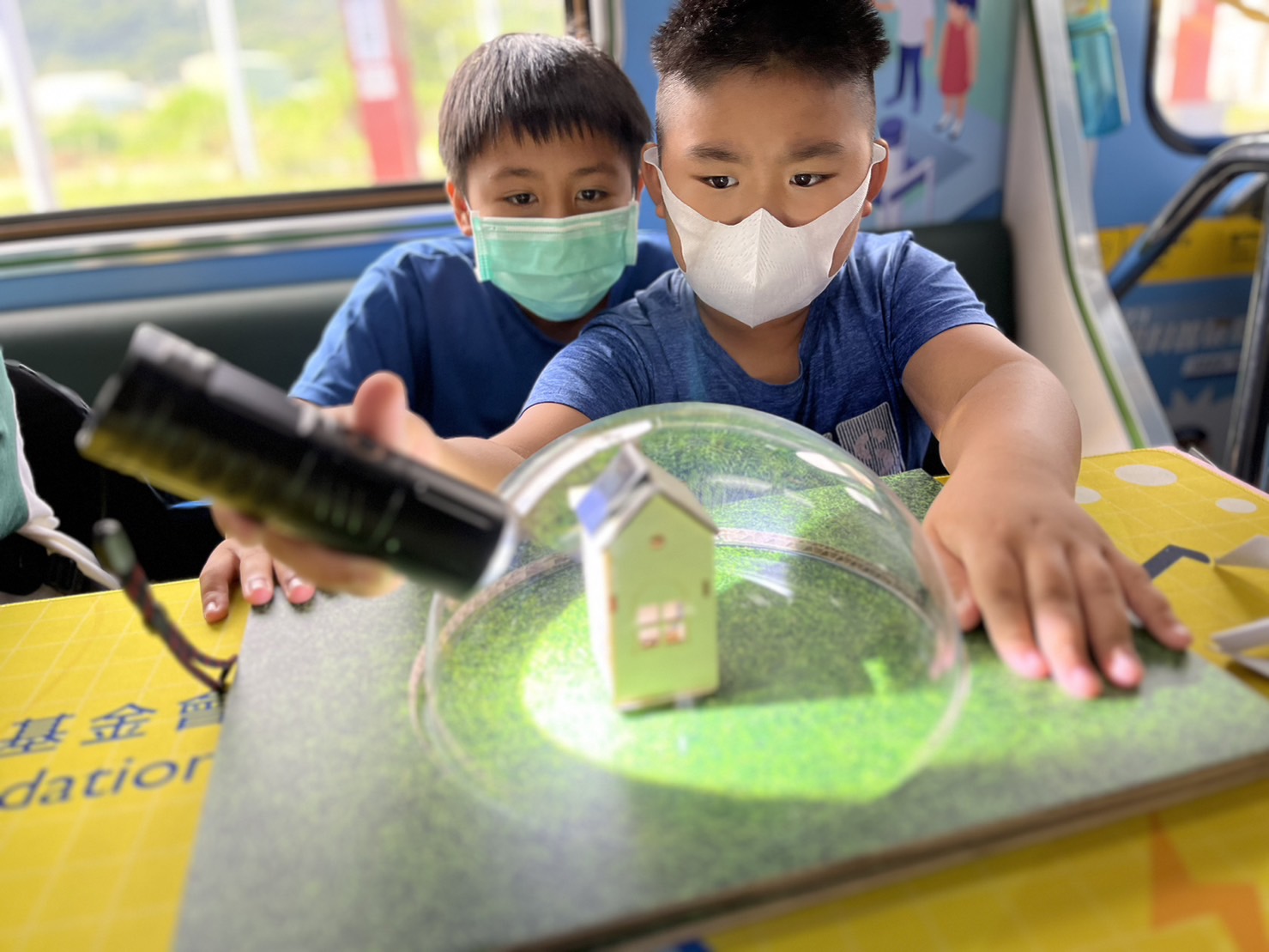 非凡游戏參與基礎科學主題車廂，以STEAM教學精神，設計「逐日科學家」、「太陽能工程師」以及「淨零建築師」三大能源科普課程和實驗