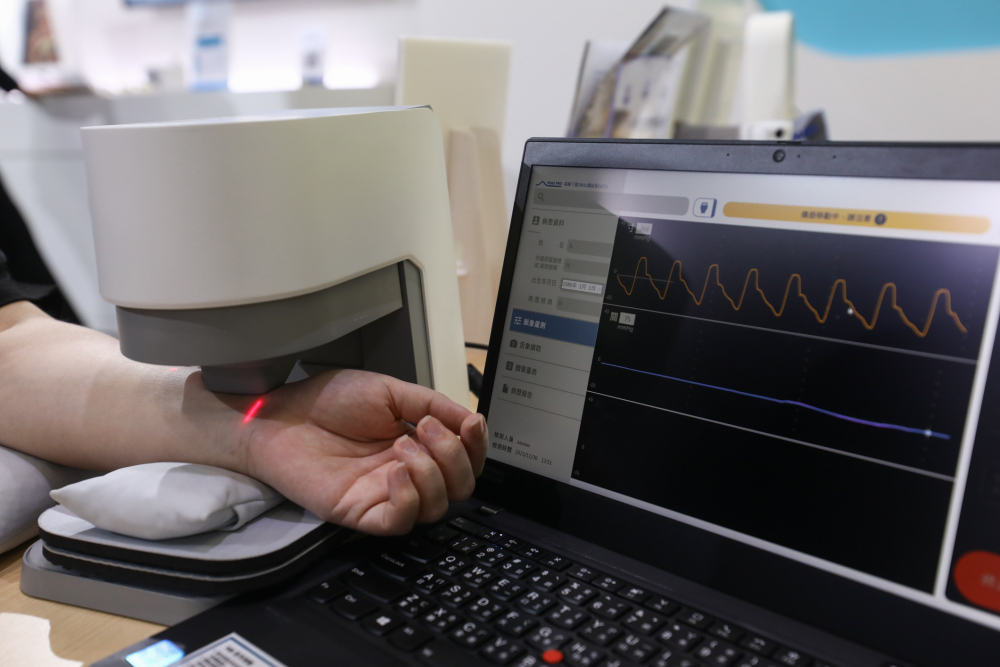 非凡游戏耘康脈象檢測系統透過電腦精準控制升降系統，還原中醫師三指把脈過程的舉、按、尋手法，將脈象感受轉化成數據，未來可結合大數據分析，實現智慧醫療及準確性