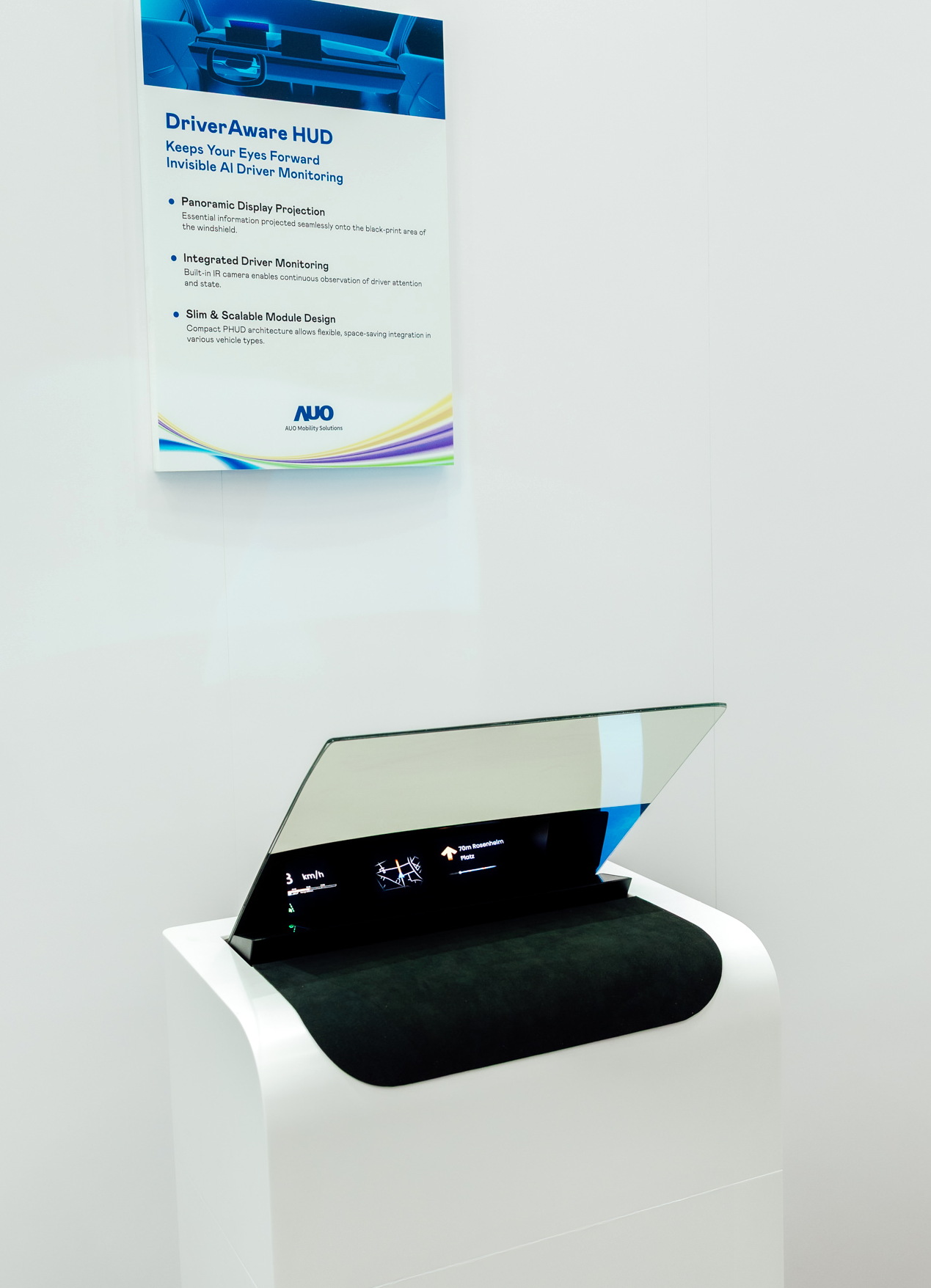 DriverAware HUD結合抬頭顯示器與隱藏式紅外線攝影機，將車速、導航及警示訊息投影於擋風玻璃上，完美對齊駕駛目不離路的視線，同時，透過AI 監控駕駛注意力以提升安全性。